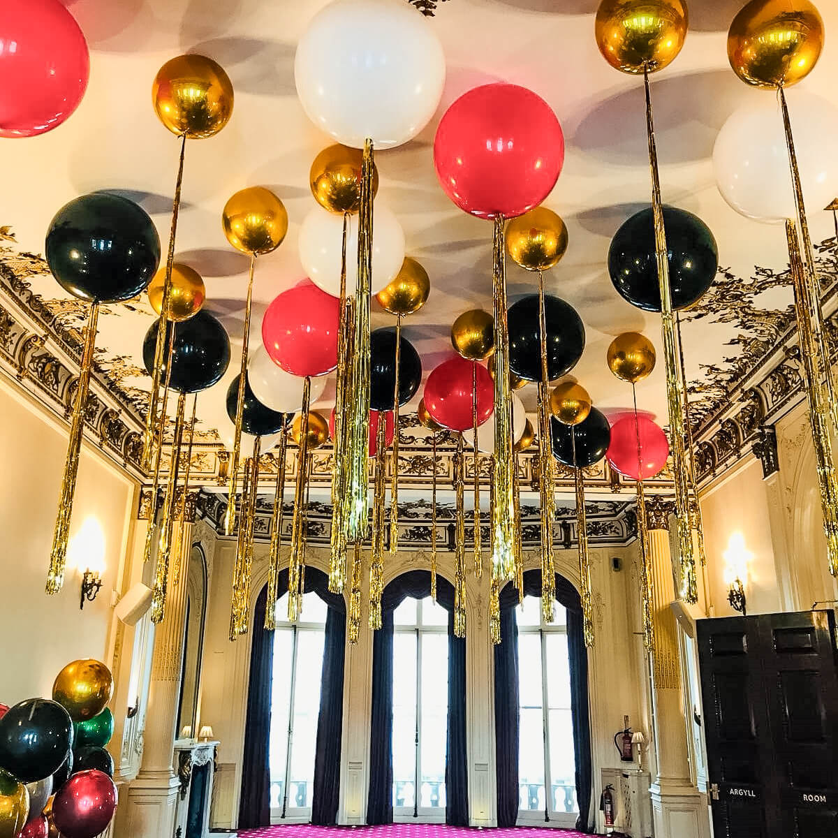 Музей воздушных шаров в санкт петербурге. Украшение шарами. Шары с дождиком на потолок. Украшение потолка шарами. Декор огромные шары под потолком.