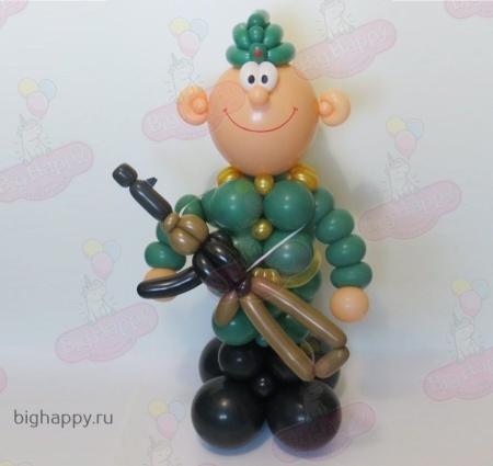 Приветливый солдат из воздушных шаров