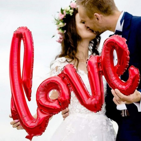 Фольгированный шар надпись Love красного цвета